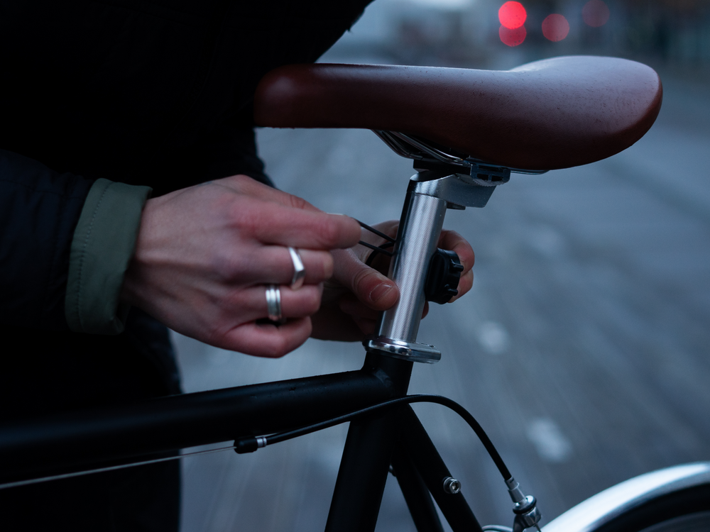 Fixation sécurisée et rapide de la lumière LED Shapeheart sur la tige de selle avec système magnétique robuste