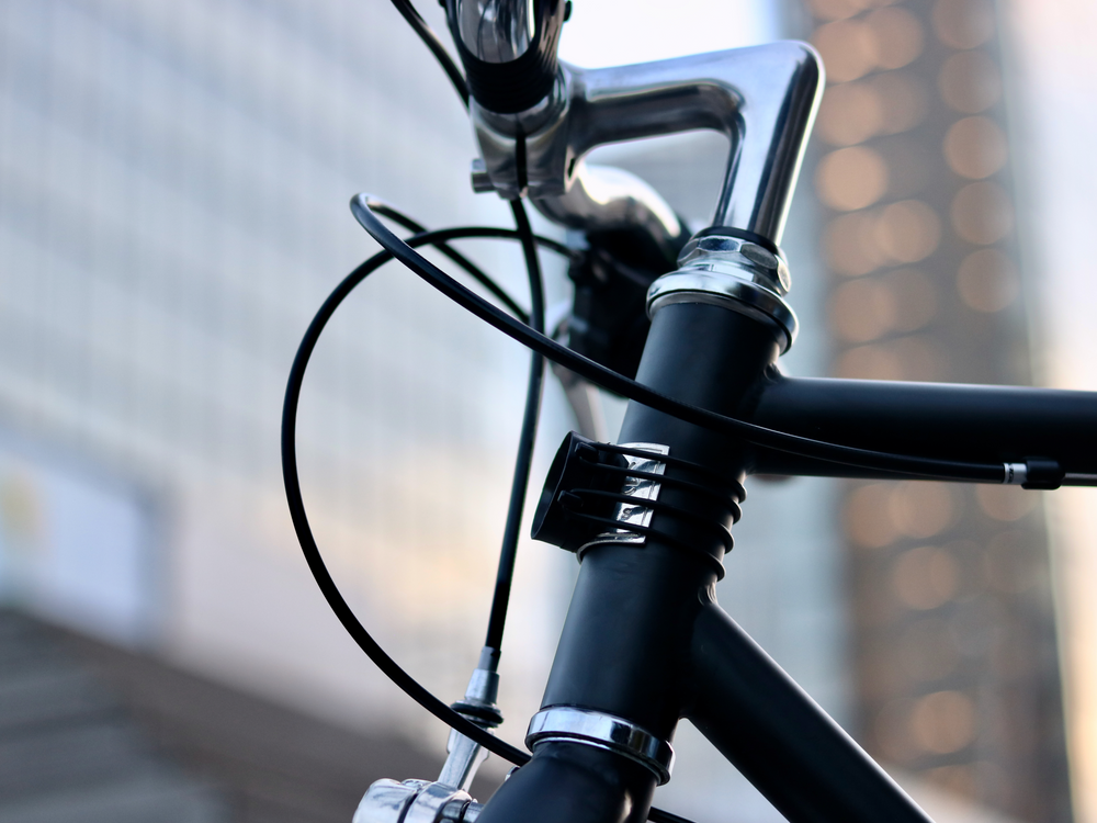 Socle magnétique pour lumière avant, fixé sur le vélo avec des élastiques robustes