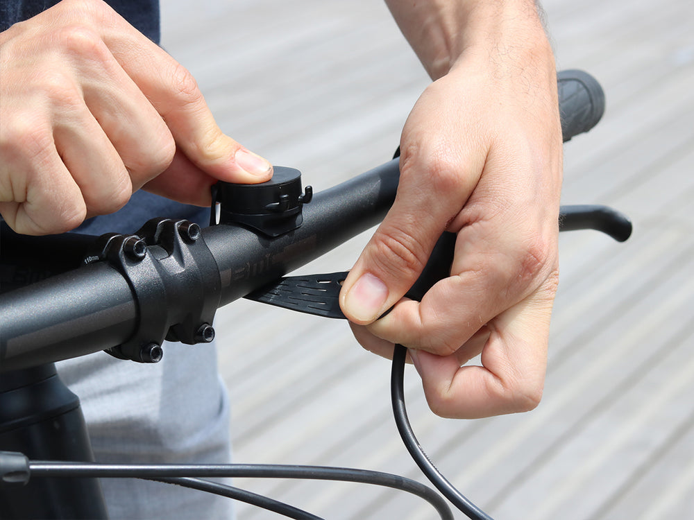 Installation rapide du support téléphone Shapeheart avec fixation strap élastique sur un guidon de vélo.