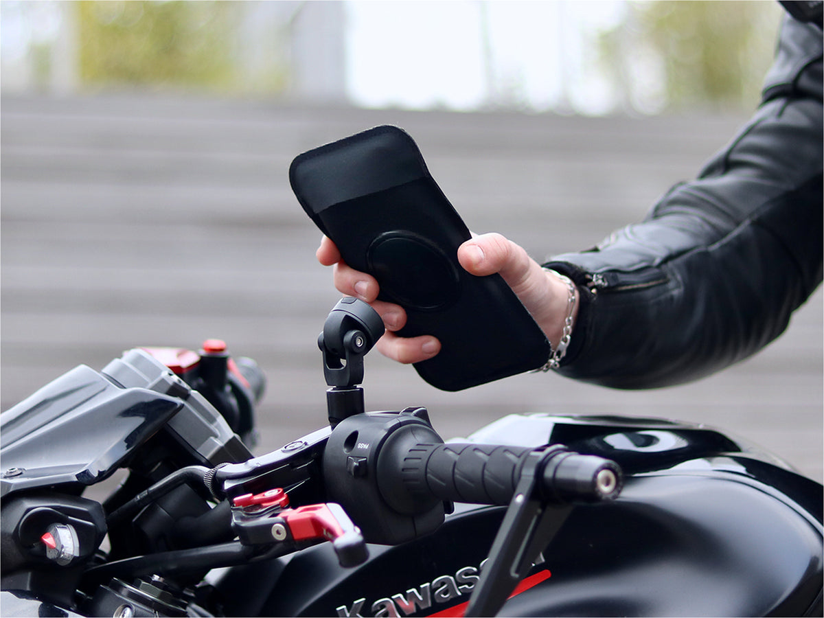 Support téléphone pour moto, fixé au bouchon de rétroviseur pour un maintien stable et sécurisé en toutes conditions