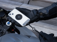 Pack complet Shapeheart Pro pour guidon moto - présentation des accessoires. Vue d’ensemble du pack, comprenant le support Pro, l'antivibration, la plaque métal et le leash de sécurité.