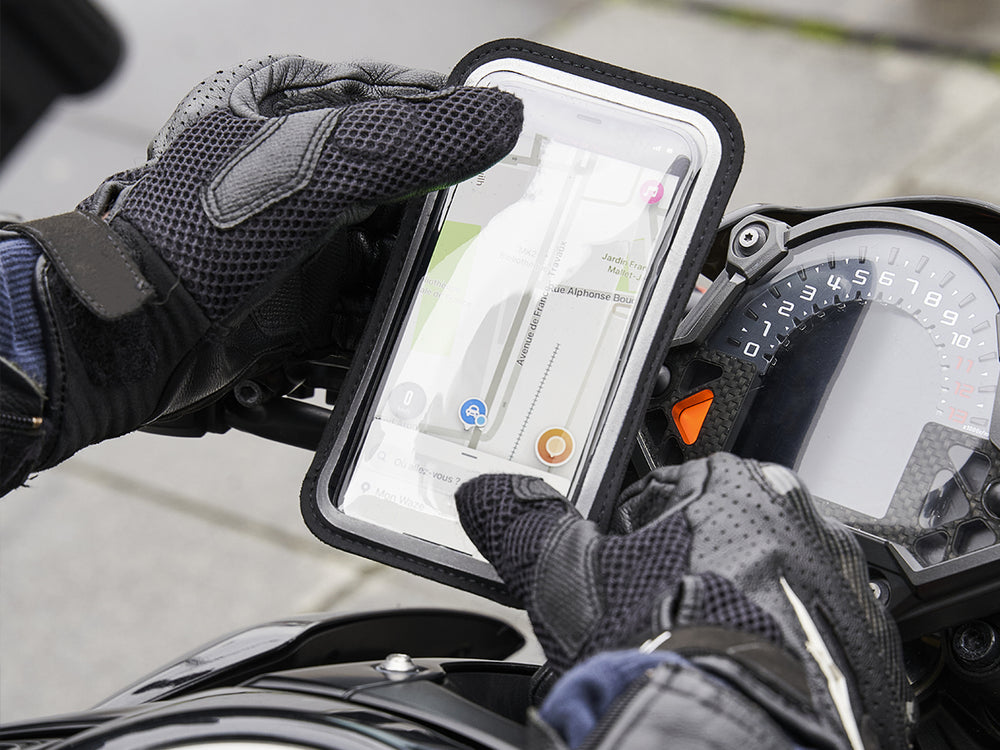 Utilisation du téléphone dans une pochette magnétique Shapeheart pour la navigation GPS