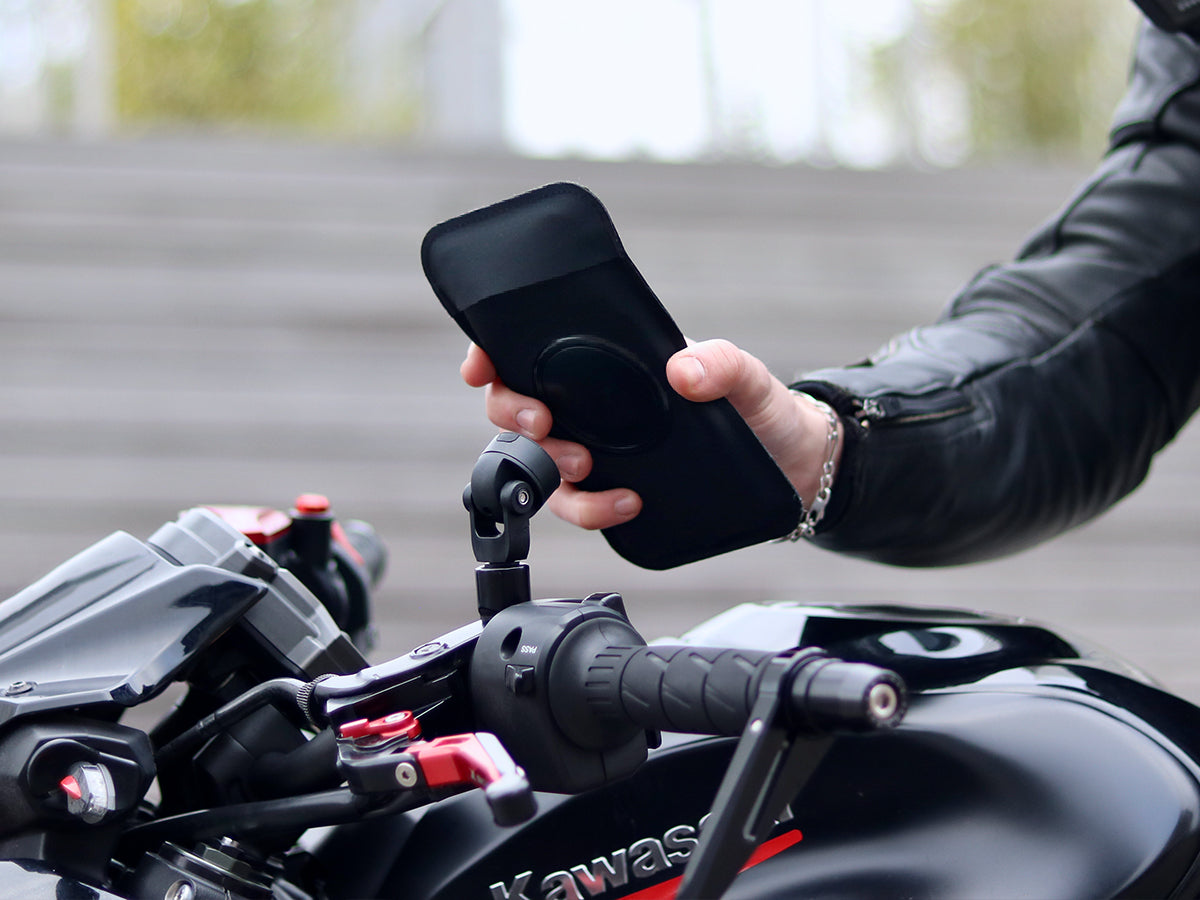 Avec la pochette pour téléphone et le support bouchon de rétroviseur pour moto, roulez tranquille avec votre téléphone à portée. 