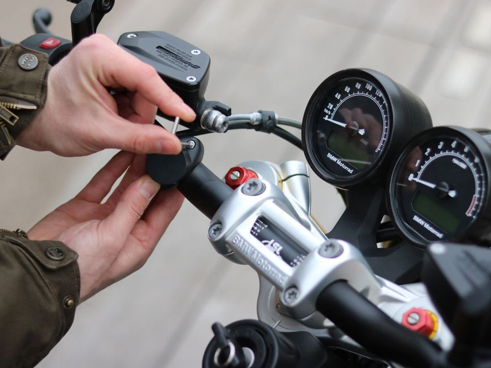 Notre support moto pro se visse sur tous les guidons de moto de 22.2 mm , 25.4mm , 28.6 mm et 31.8mm