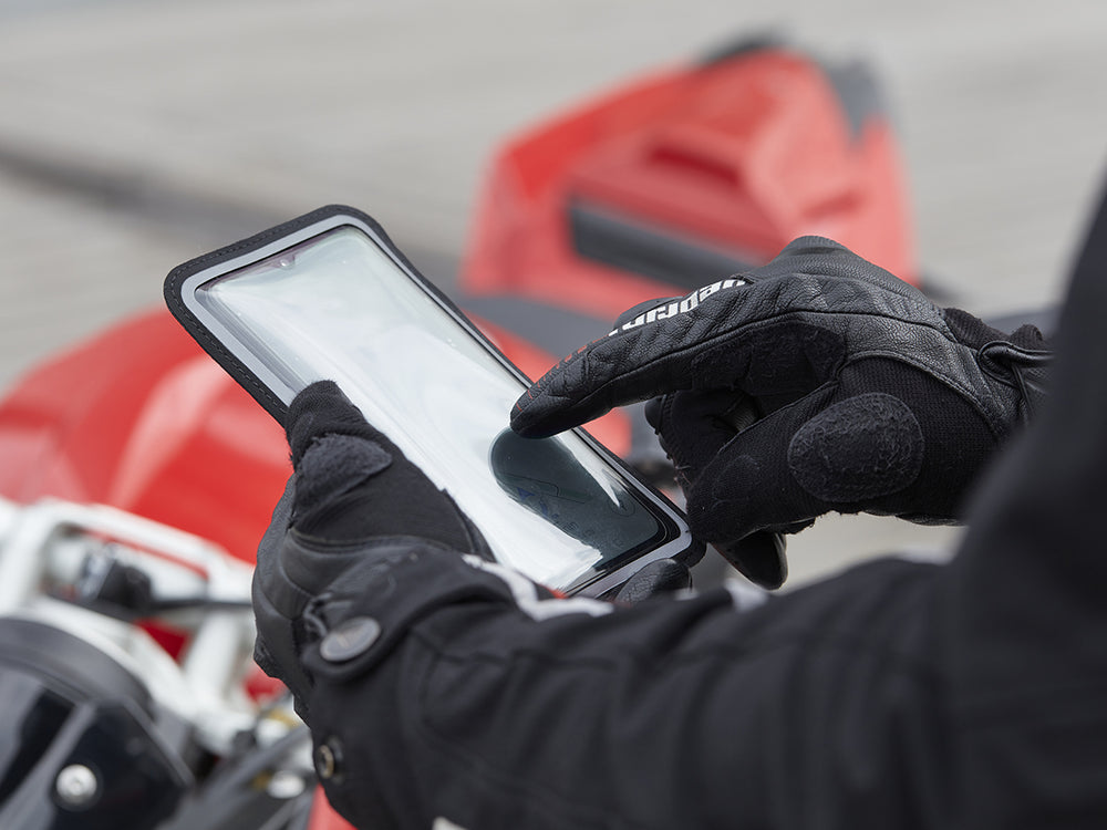 La pochette Shapeheart protège votre téléphone des vibrations et de la pluie tout en assurant le tactile lors des jours de pluie. Elle est parfaitement tactile.